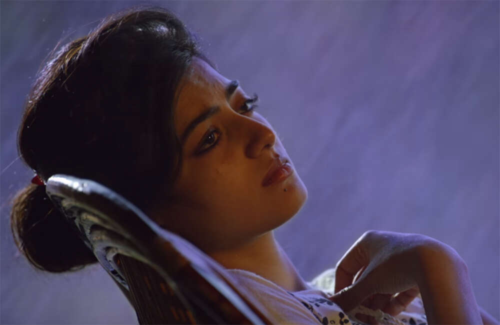 A still from En Aaloda Seruppa Kaanom