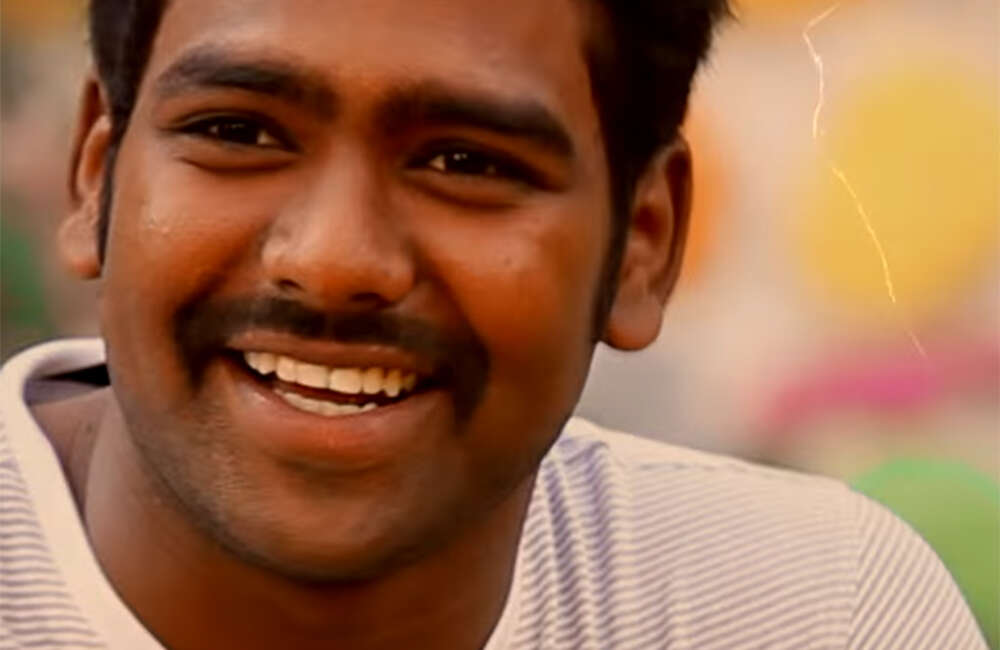 A still from En Aaloda Seruppa Kaanom