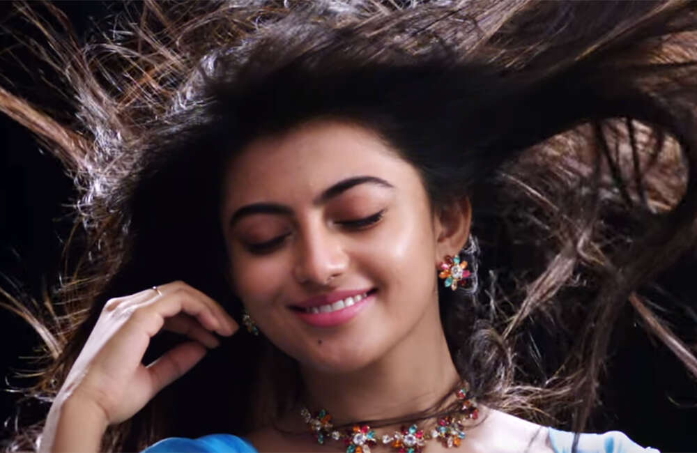 A still from En Aaloda Seruppa Kaanom