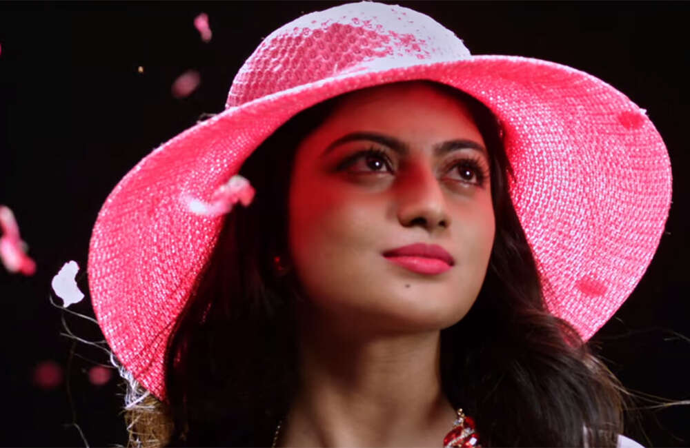 A still from En Aaloda Seruppa Kaanom