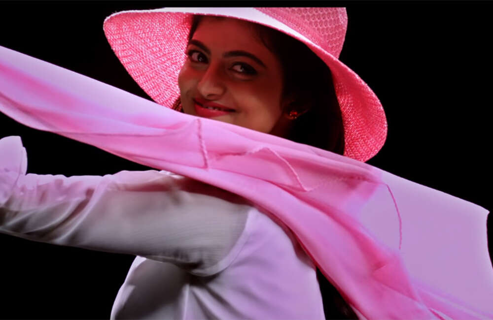 A still from En Aaloda Seruppa Kaanom