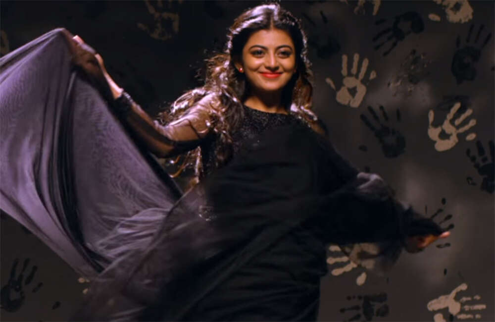 A still from En Aaloda Seruppa Kaanom