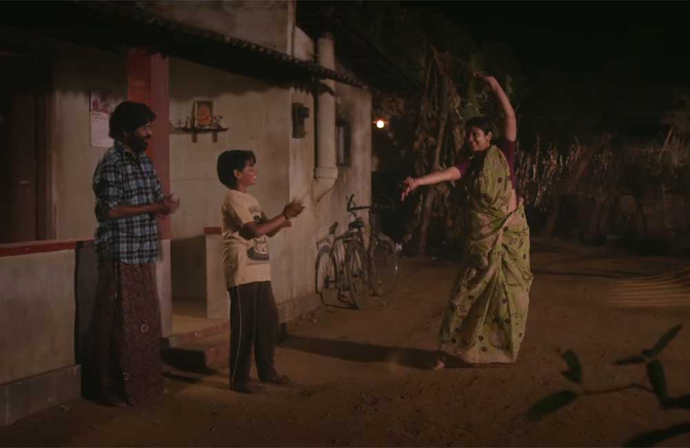 A still from Chakkara Maavin Kombathu