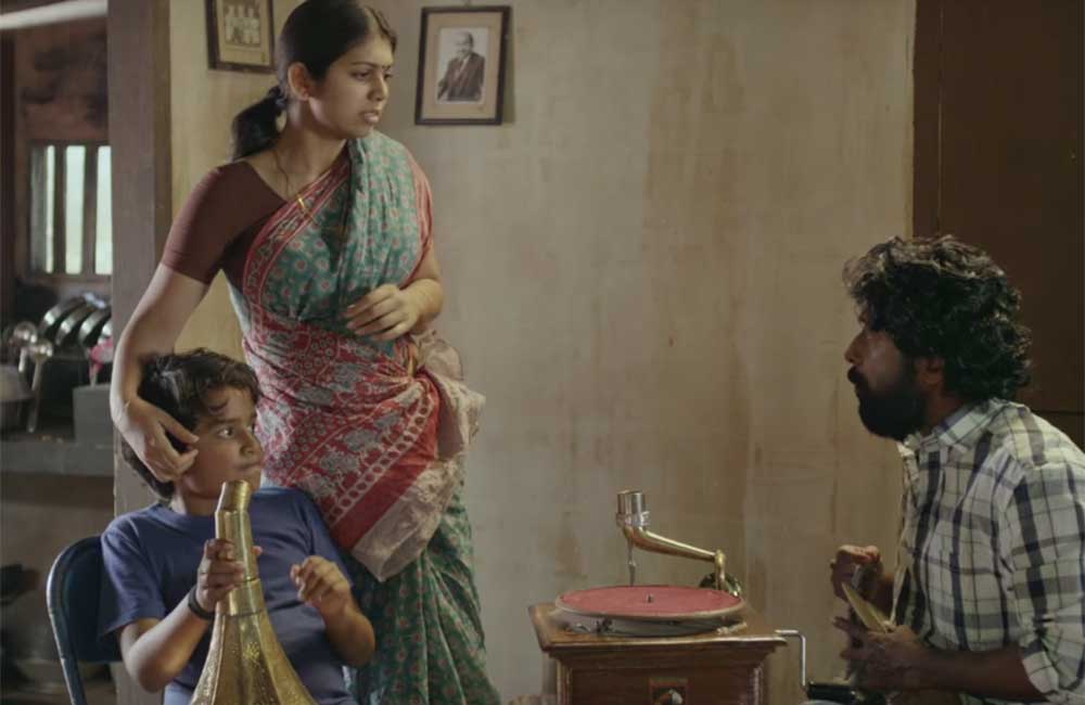 A still from Chakkara Maavin Kombathu