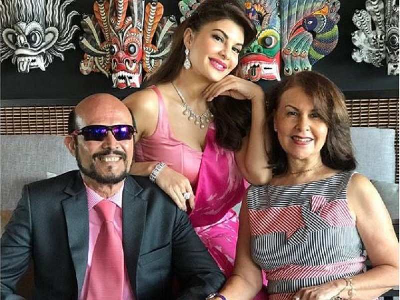 Pic: Jacqueline Fernandez poses for a perfect picture with her parents