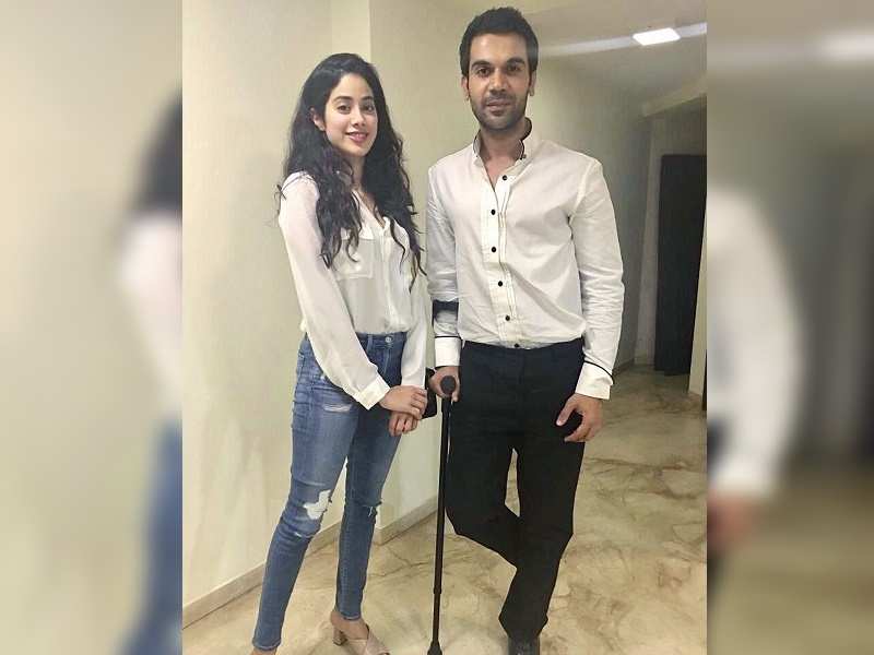 Pic: Rajkummar Rao welcomes Janhvi Kapoor to the 'movies'