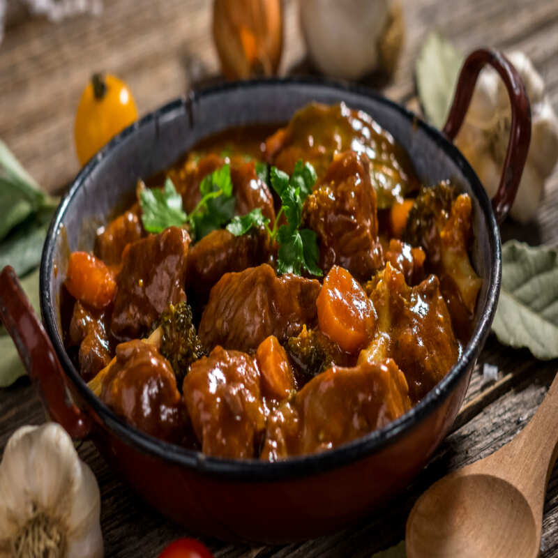 Ол оны дәретханаға қысып, оны сиқытты.