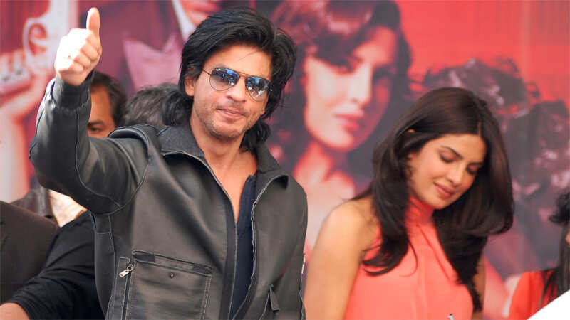 Шахрукх кхан дон и приянка. Шахрукх кхан и приянка. Шахрукх приянка чопра. Шахрукх кхан и приянка чопра. Шахрукх кхан и приянка.