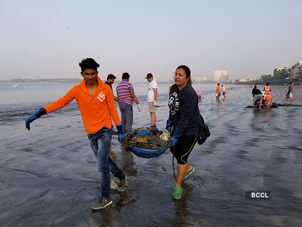 Goons force Afroz Shah to suspend Versova beach clean-up drive