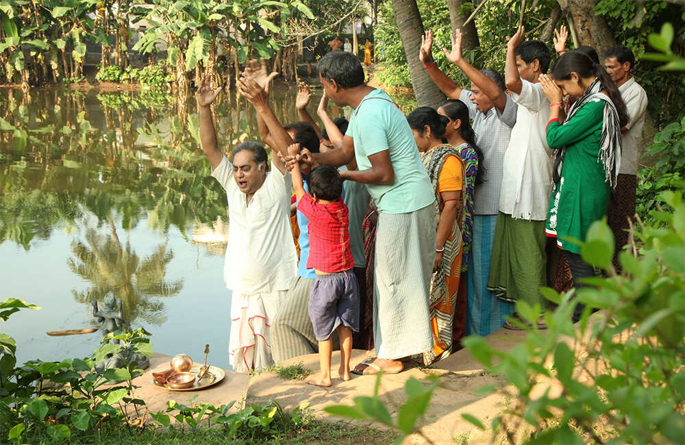 A still from Char Diker Galpo