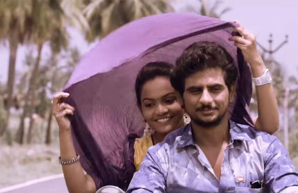 A still from Guru Uchaththula Irukkaru