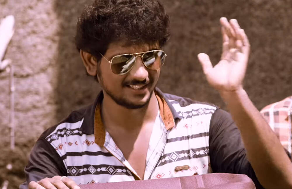 A still from Guru Uchaththula Irukkaru