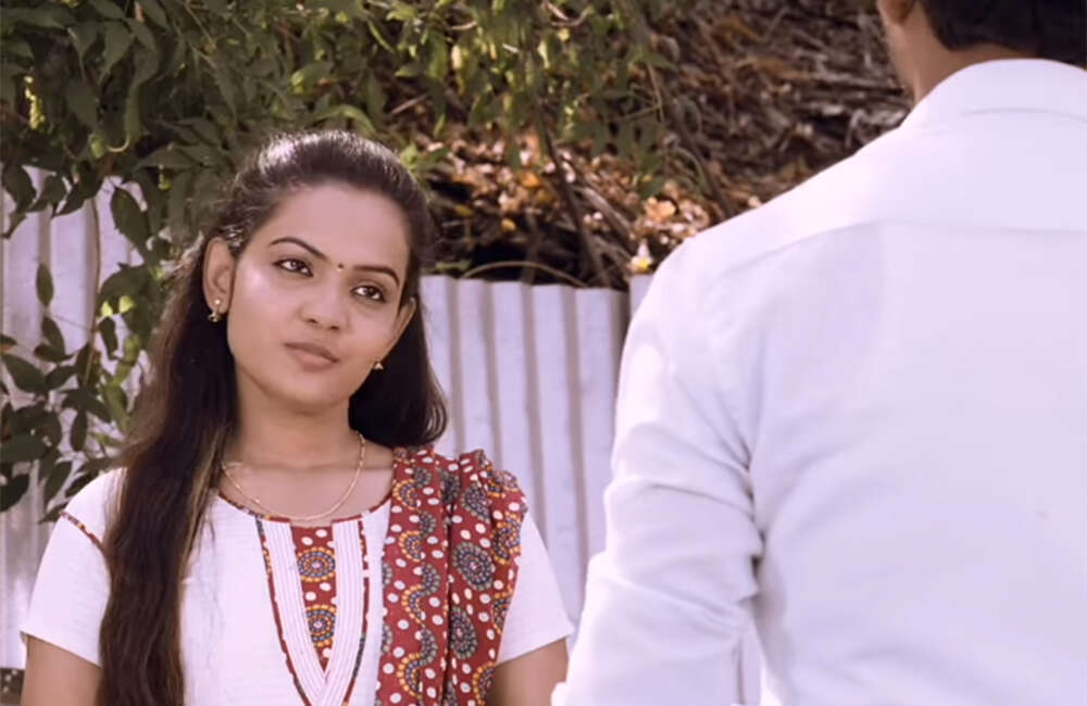 A still from Guru Uchaththula Irukkaru