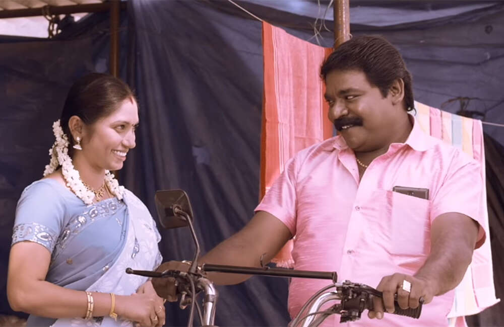 A still from Guru Uchaththula Irukkaru