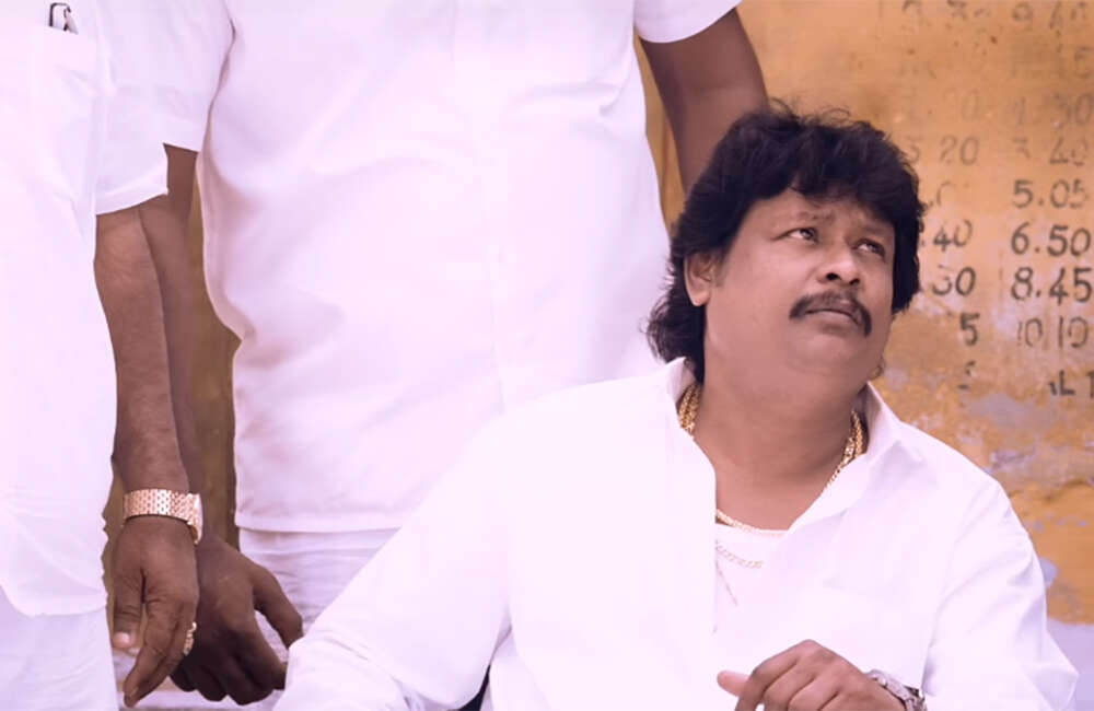 A still from Guru Uchaththula Irukkaru