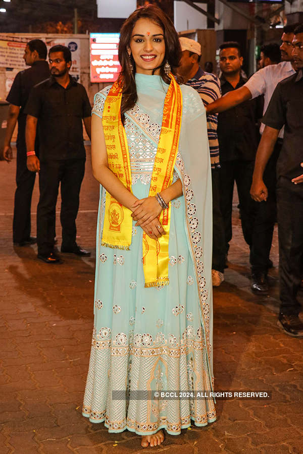 Miss World 2017 Manushi Chhillar offers prayers at Siddhivinayak Temple