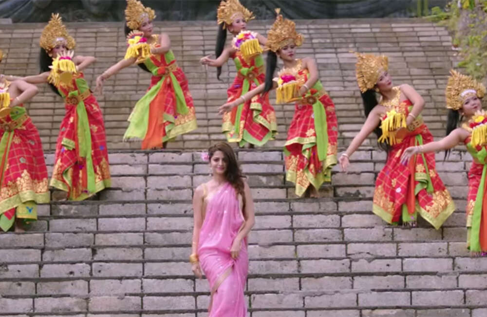 A still from Gowdru Hotel