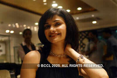 Prachi @ jewellery showroom