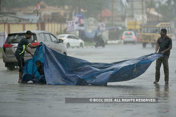 Cyclone Ockhi Brings Heavy Rains In Several Parts Of Kerala And Tamil ...