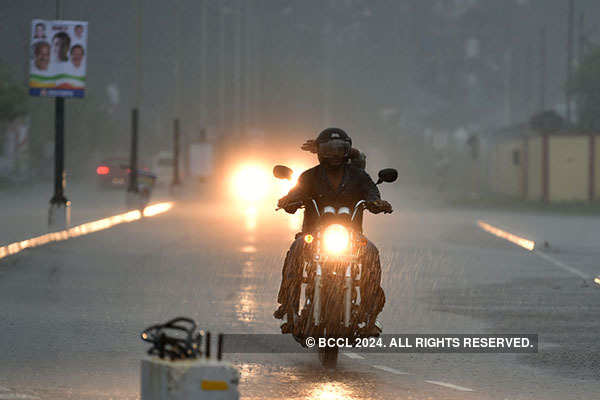 Cyclone Ockhi Brings Heavy Rains In Several Parts Of Kerala And Tamil ...