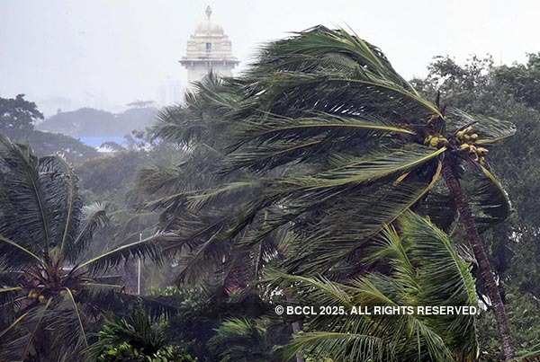 Cyclone Ockhi Brings Heavy Rains In Several Parts Of Kerala And Tamil ...