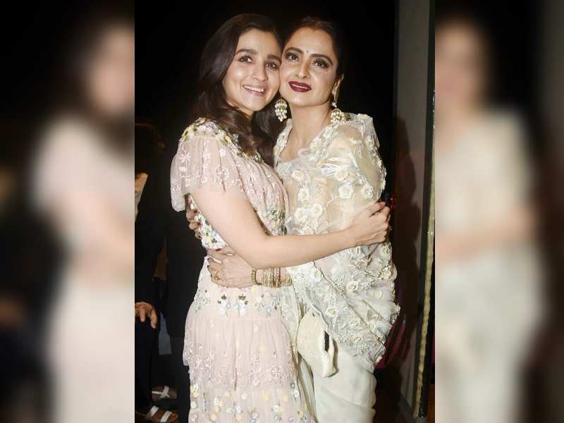 Alia Bhatt shares a warm moment with Rekha at Reliance Digital Filmfare Glamour and Style Awards