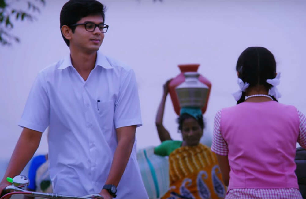 A still from Palli Paruvathile