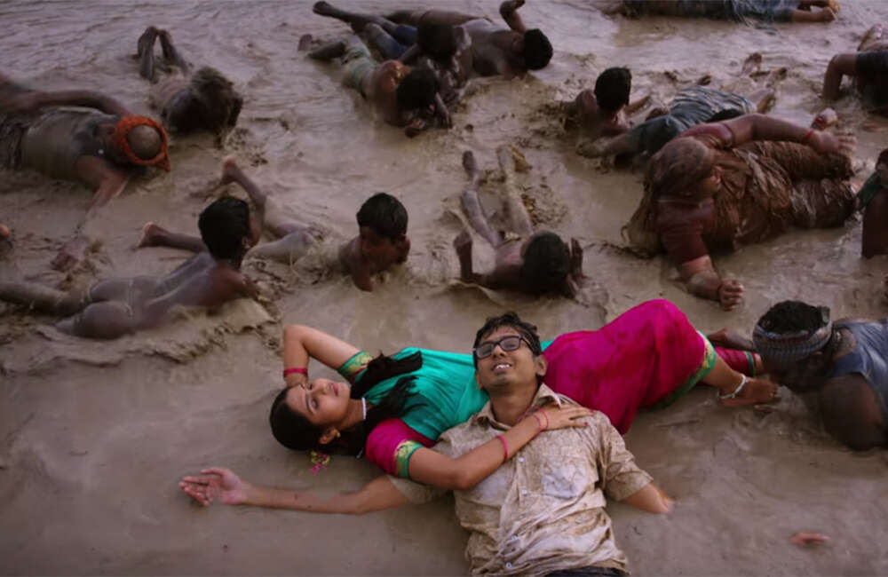 A still from Palli Paruvathile