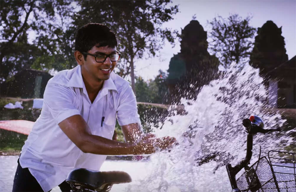 A still from Palli Paruvathile