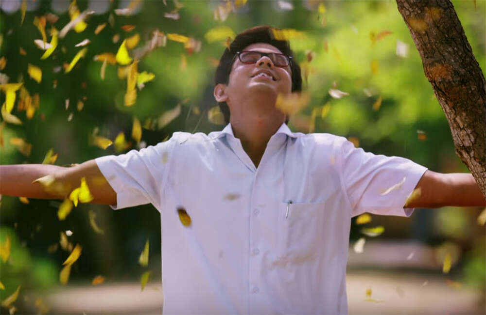 A still from Palli Paruvathile