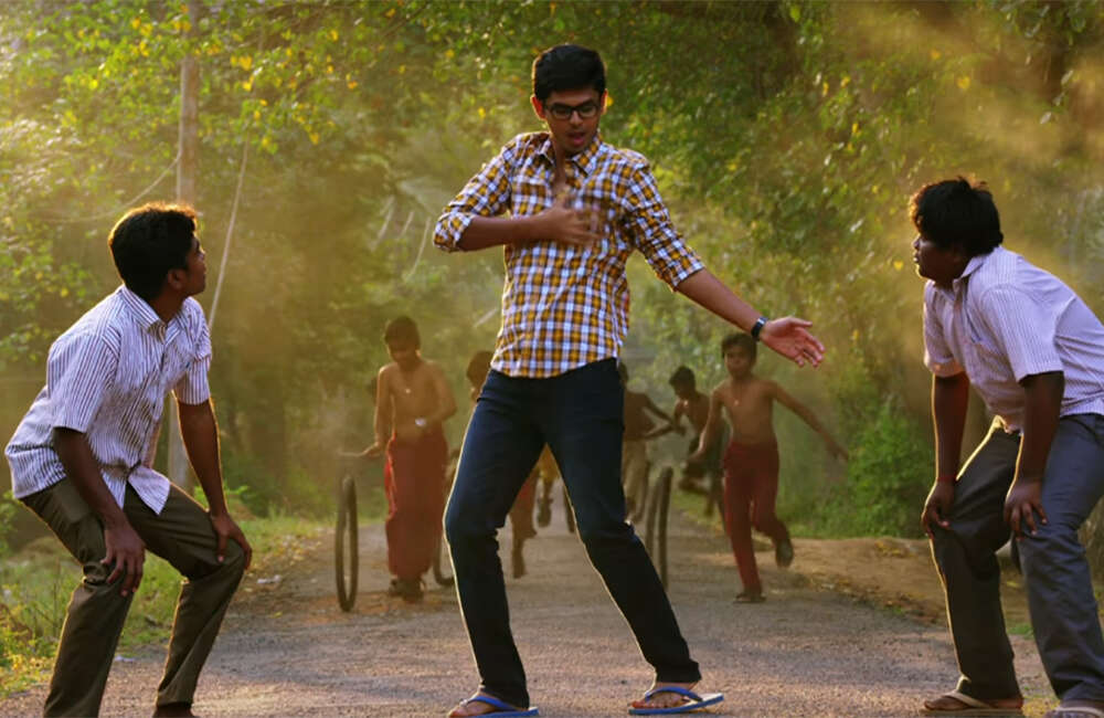 A still from Palli Paruvathile