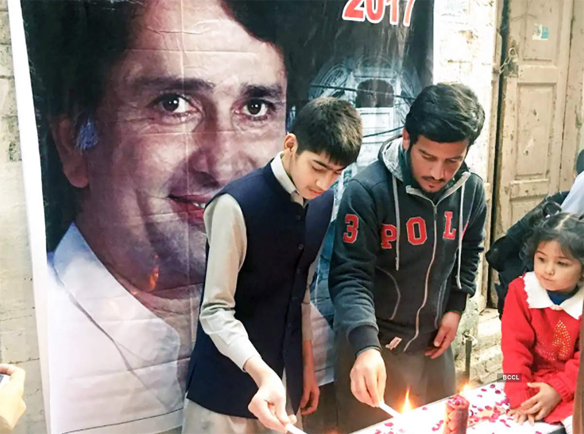 Pakistani fans pay tribute to legendary actor Shashi Kapoor outside his ancestral house