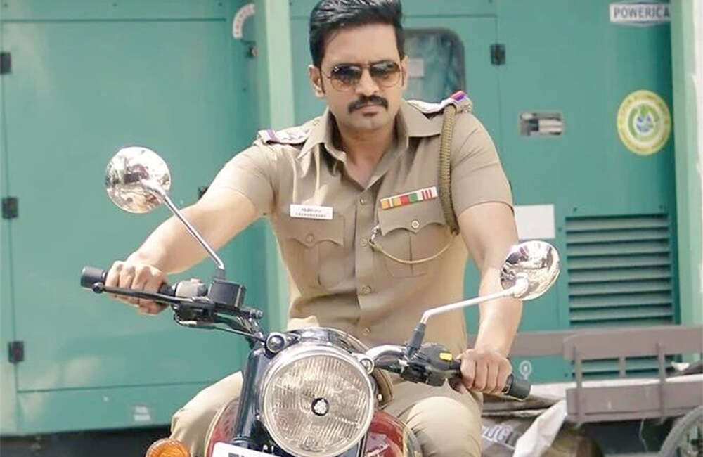 A still from Odi Odi Uzhaikanum