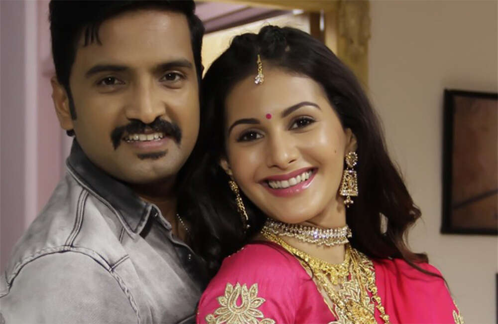 A still from Odi Odi Uzhaikanum