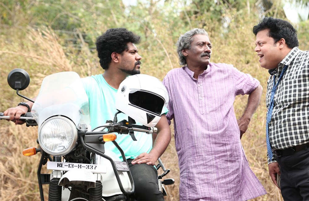 A still from Sakhavinte Priyasakhi