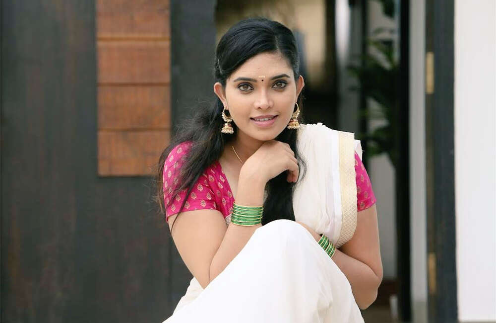 A still from Adhi Maedhavigal