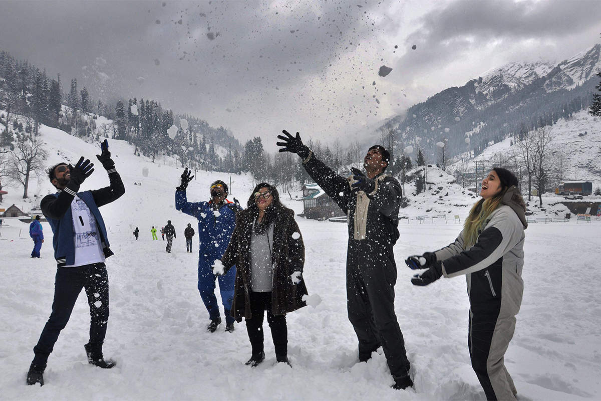 North India experiences cold wave as J&K, Himachal, Uttarakhand receive snowfall