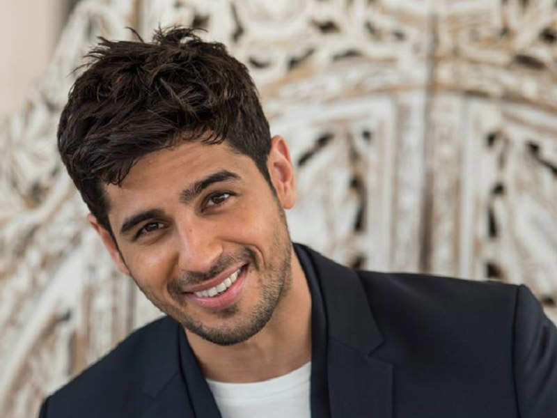 Sidharth Malhotra goes off Twitter and Instagram, says "sorry I am done"