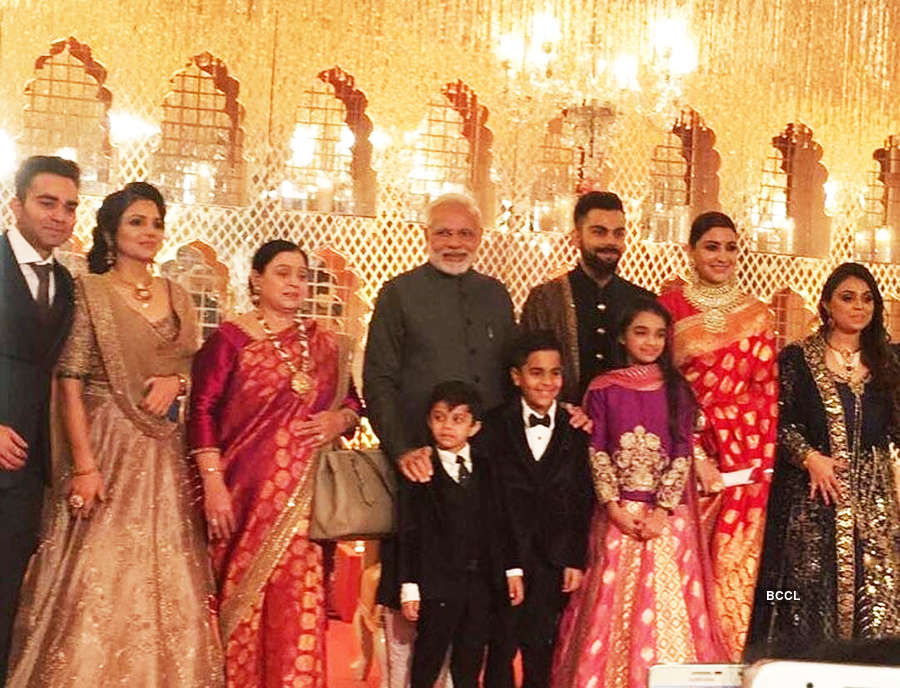 Unseen goofy pictures from Virat Kohli and Anushka Sharma's wedding reception