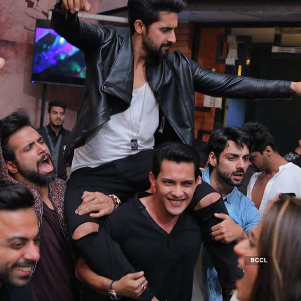 Candid moments from TV star Ravi Dubey’s birthday party