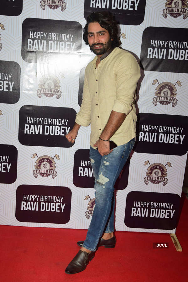 Candid moments from TV star Ravi Dubey’s birthday party