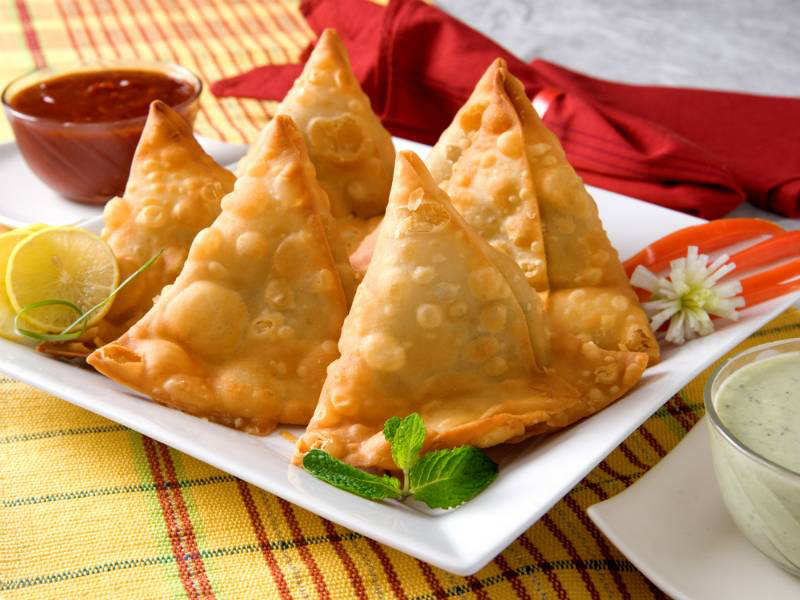Whose Samosa is it Anyway?: The Story of Where 'Indian' Food Really Came  From: Ved, Sonal: 9780143460060: : Books