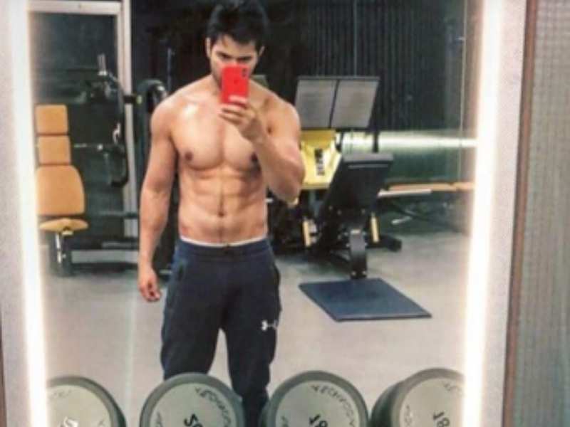 Pic: Varun Dhawan breaks a sweat at the gym and the result is awe-worthy