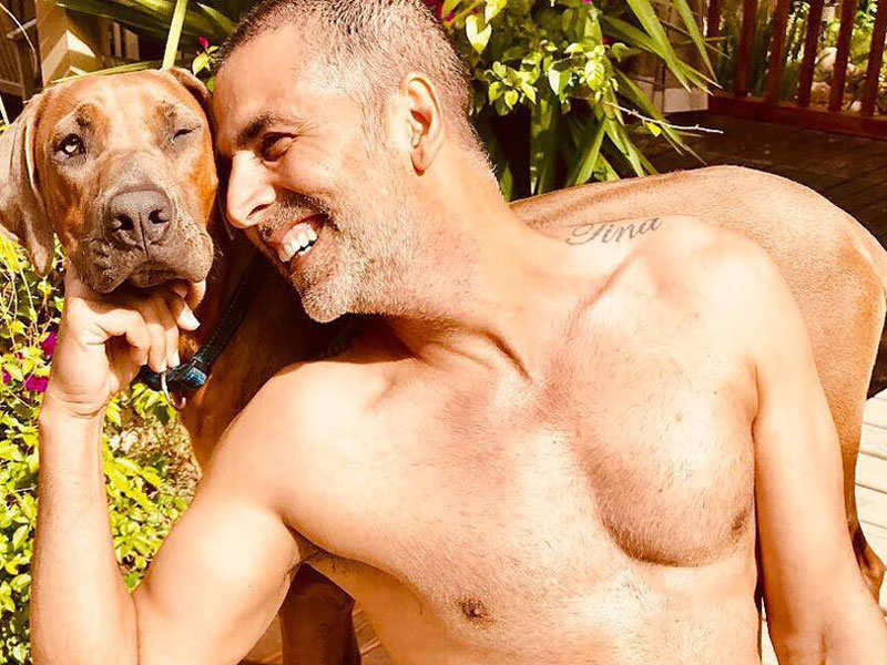 Akshay Kumar flaunts his lean and fit body while soaking up the sun in South Africa