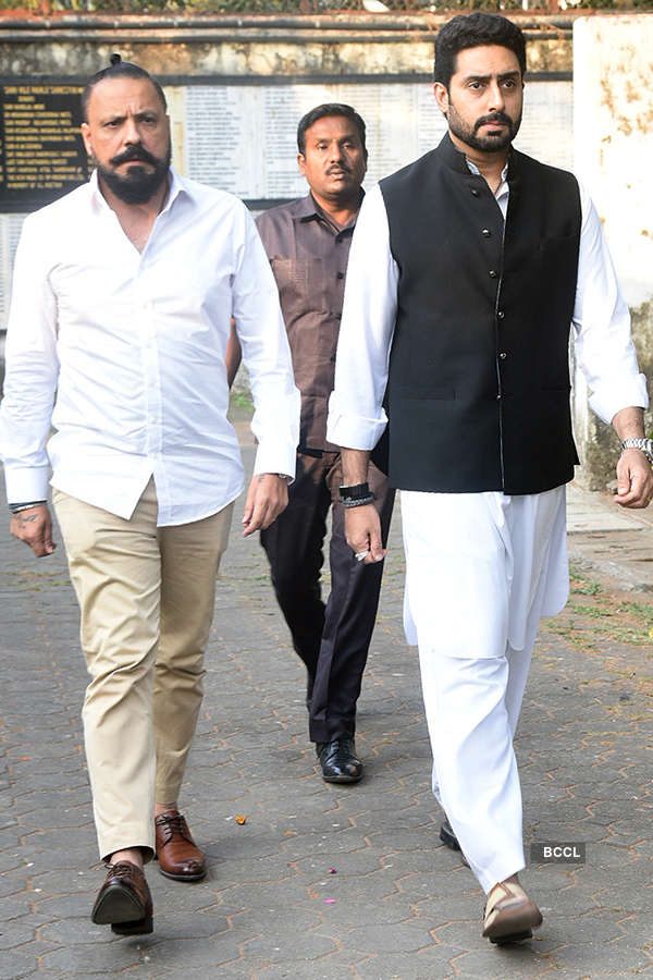 Shah Rukh and Abhishek attend Nikhil Dwivedi's father's funeral