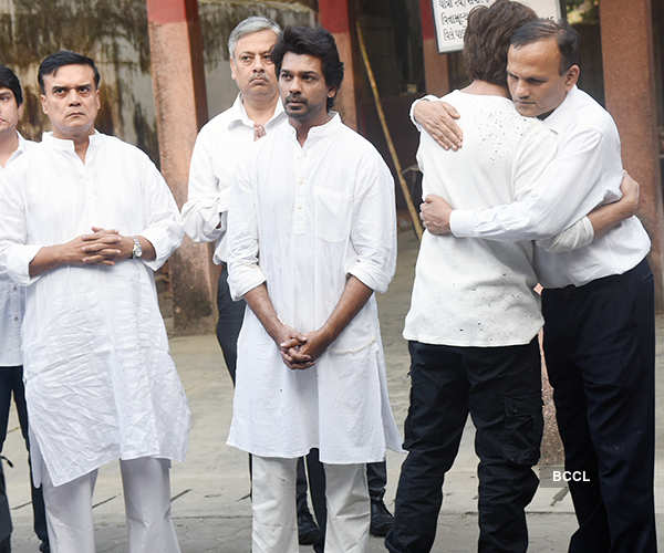 Shah Rukh and Abhishek attend Nikhil Dwivedi's father's funeral