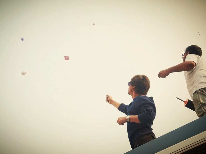 Shah Rukh Khan celebrates Makar Sankranti by flying kites on the sets of 'Zero'
