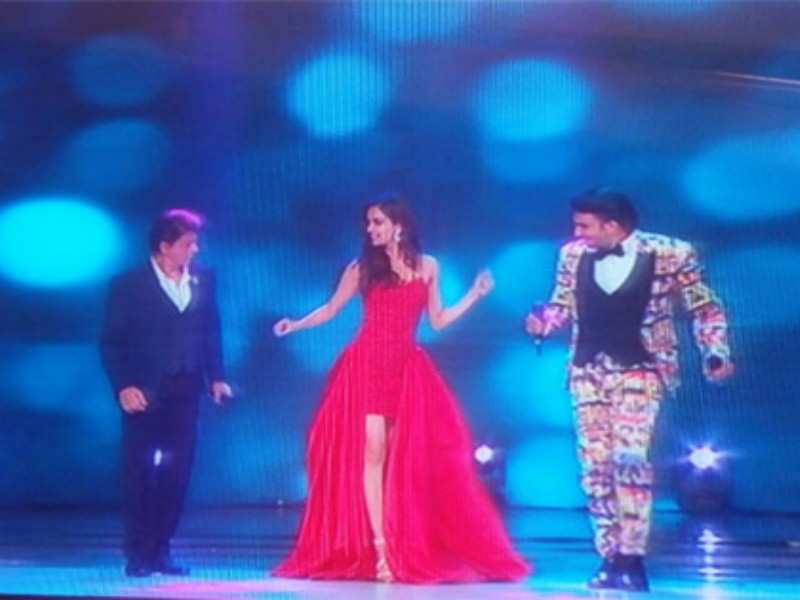 Miss World Manushi Chhillar shakes a leg with Shah Rukh Khan