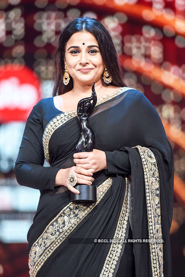 Vidya Balan takes the 'Black Lady' home as she wins the Best Actress award at 63rd Jio Filmfare