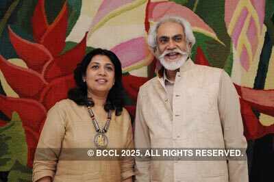 Art show at 'Art Alive Gallery'